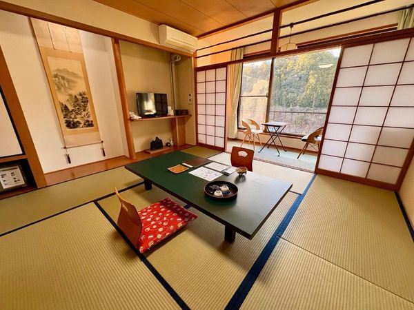 Ryokan Yunomineso Japanese Room.jpg